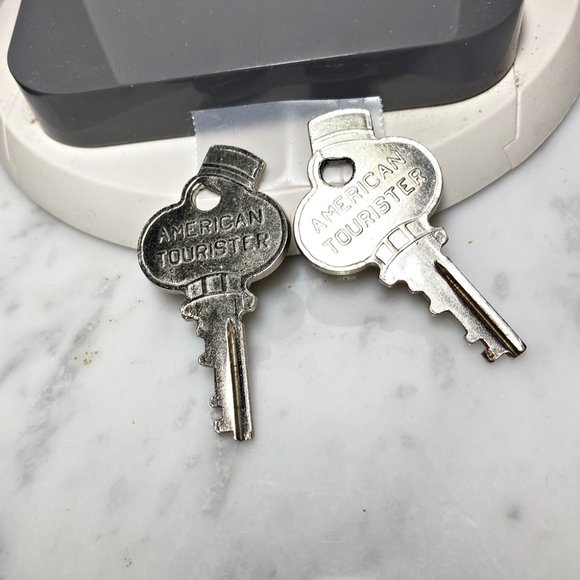 Set of 2 Vintage American Tourister Replacement Keys Luggage Smiling Bellhop - Picture 2 of 2